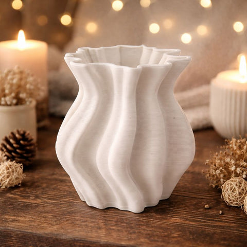 Vaso decorativo moderno in porcellana bianca rigata dal design ondulato