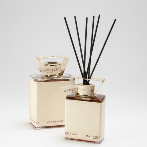 diffusori di fragranza Madrhélen Paris Linea Essence di diverse dimensioni, con rivestimento in ecopelle chiara e bastoncini neri.
