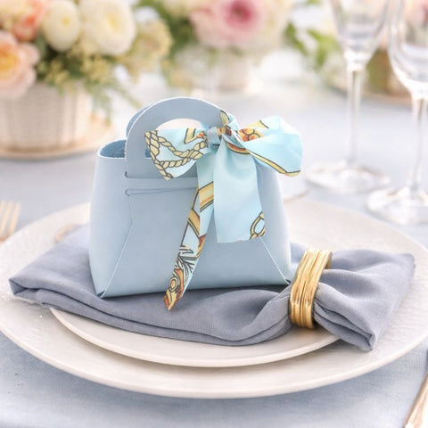 Borsetta portaconfetti celeste in ecopelle con foulard decorativo, bomboniera elegante
