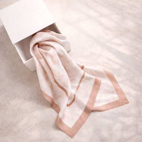 Foulard rosa floreale Madrhelen Linea Flora con bordatura pesca