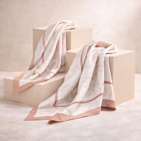 Foulard rosa floreale Madrhelen Linea Flora con bordatura pesca