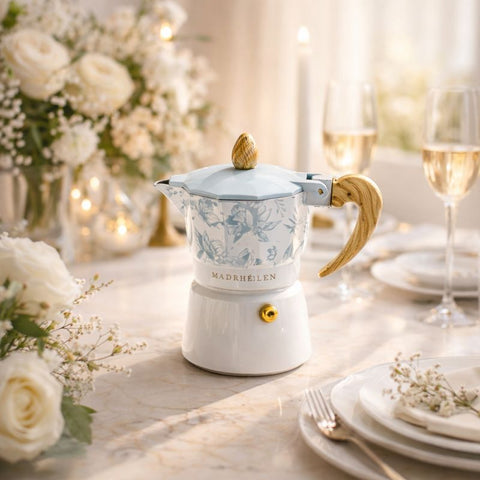 Caffettiera Madrhélen Linea Flora azzurra con decoro floreale e manico in legno