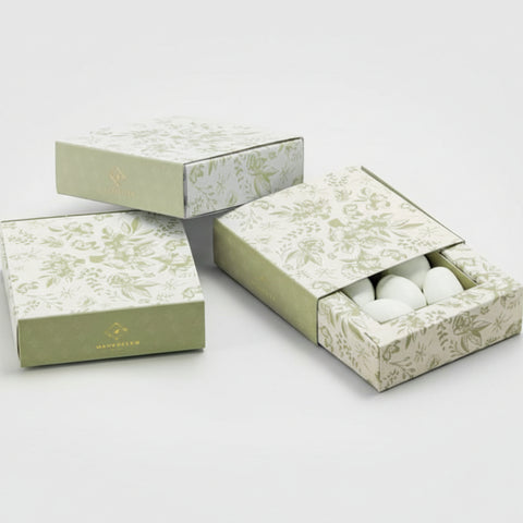 Scatola porta confetti floreale completa di confetti per bomboniera elegante