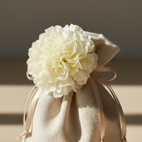 mini ortensia artificiale color panna con petali in seta e stelo sottile