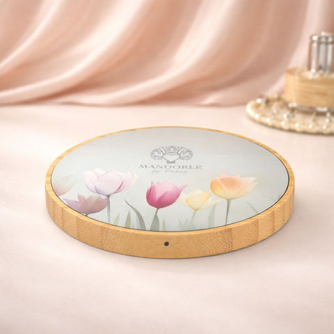 Caricatore wireless rotondo in bambù con decorazione floreale, ideale come bomboniera elegante e tecnologica